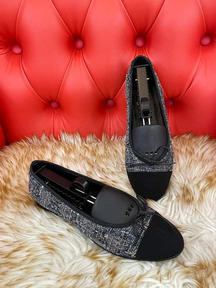 Chanel tweed flat shoes With Searchable CODE Rank A-AB Size EU 38 C / US  7.5 / 24.5cm in women 👩🏻 🅿️ 20,980 only + shipping fee, Women's Fashion,  Footwear, Flats & Sandals on Carousell