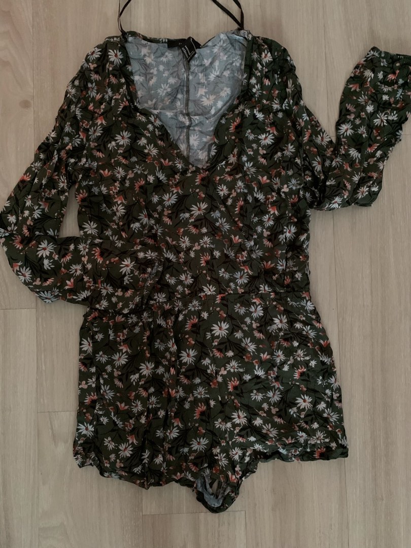 Forever 21 floral romper Women s Fashion Dresses Sets Rompers