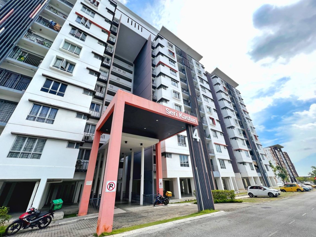 GROUND FLOOR Seri Kasturi Apartment Setia Alam near Setia CIty Mall for