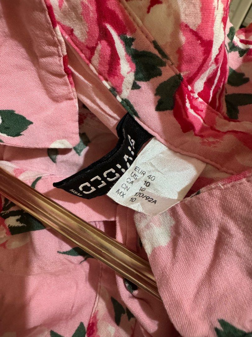 H&M Floral Pink Longsleeves (Category: Longsleeves) located in Daet. Submitted by clothandthingsph (Listing ID 1262156203, Image 2). Description: fits small-semi large.