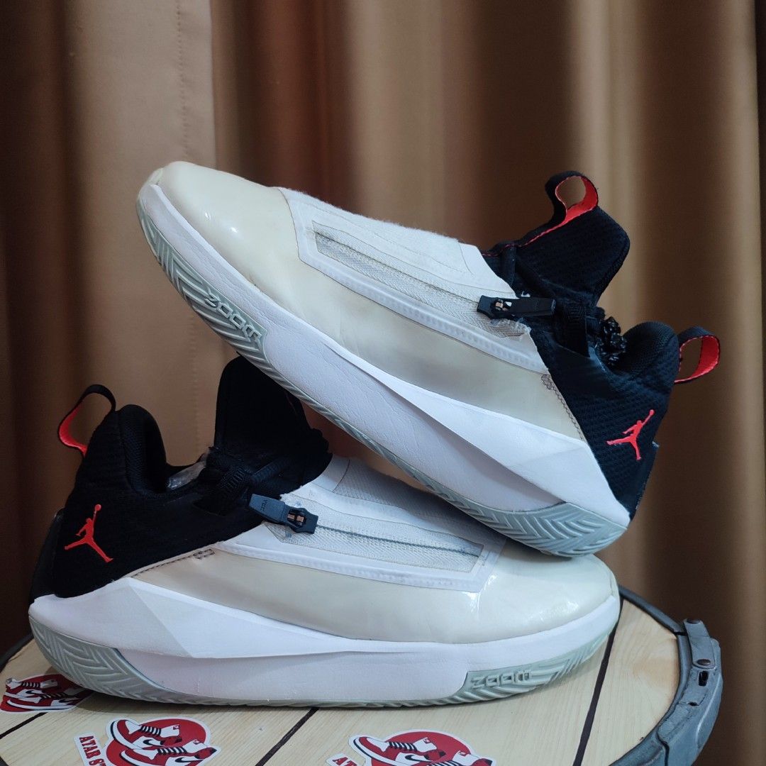 Jordan jumpman hustle on sale white and black