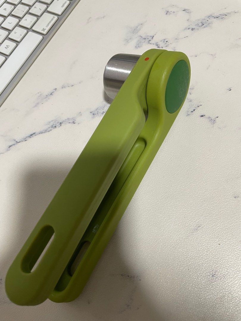 Joseph Joseph garlic press, Furniture & Home Living, Kitchenware