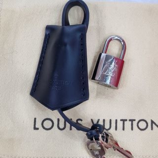 LOUIS VUITTON Brass Lock and Key Set #318 554651