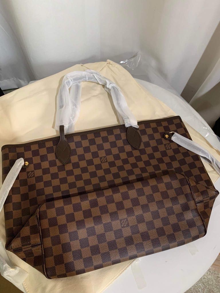LV Neverfull (Category: Luxury Bags & Wallets) located in Taguig. Submitted by joyce0618 (Listing ID 1262208536, Image 2). Description: Selling my LV Neverfull Damier for only 2,200 No flaws, no scratch and no damage Super ingat po sa gamit Bought it for 3500, used for 3 or 4x. Complete inclusions with small purse. Bag comes with code as well..