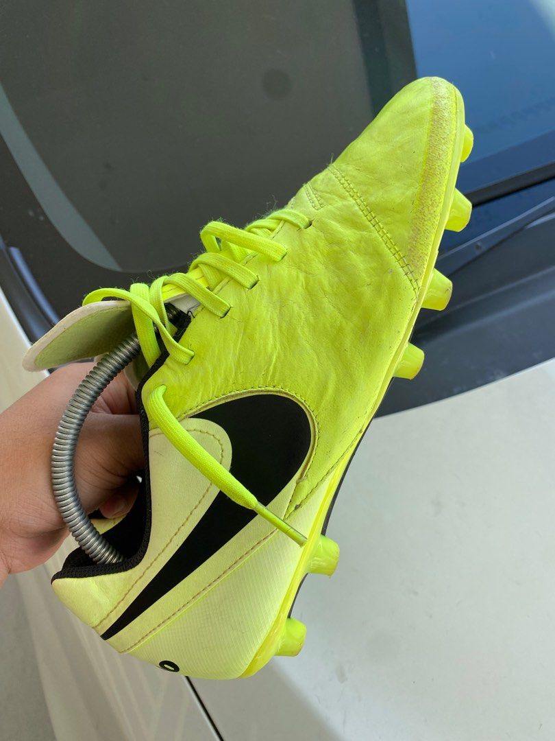 Nike on sale tiempo neon