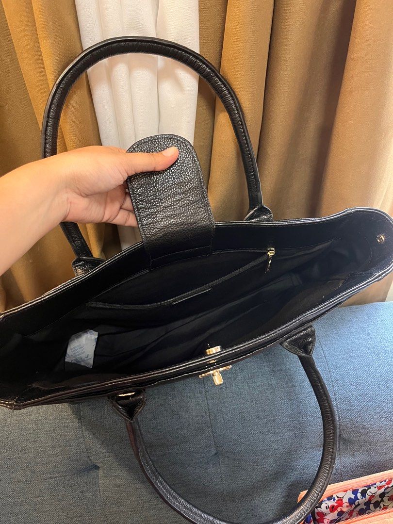 Preloved Chanel Bag Korea Source (Category: Luxury Bags & Wallets) located in Davao. Submitted by stellietas (Listing ID 1262308728, Image 3). Description: Genuine Leather Korea source Perfect pang office See photos for details No holo sticker .