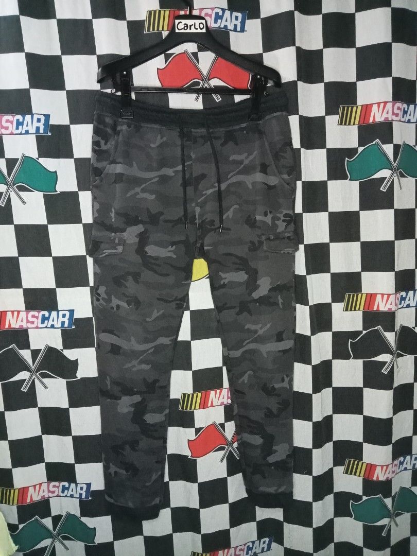 Pull and bear coumo jogger pants (Category: Joggers) located in Bagabag. Submitted by thrift_stories96 (Listing ID 1262291725, Image 1). Description: Pull and bear coumo jogger pants Large on tag best fit XL frame Waistline - 34 to 38 stretch Length 37.5 Condition - 9/10 Flaw - minimal lints.