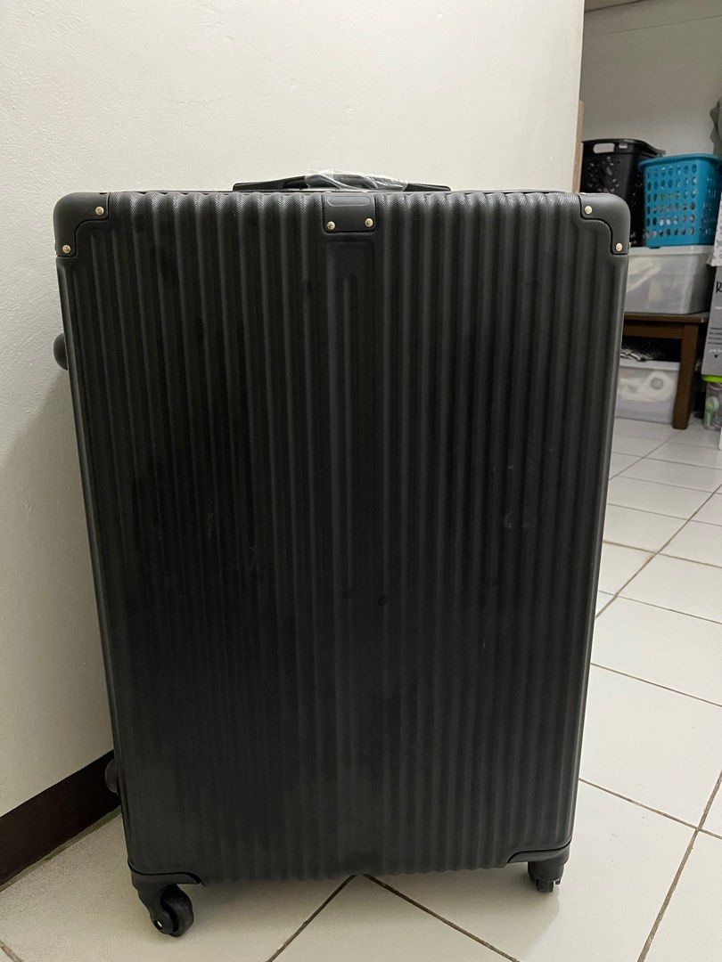 RUSH!! Black polycarbonate luggage (RIMOWA LOOKING) (Category: Luggage) located in Cainta. Submitted by shopellsic (Listing ID 1262280581, Image 2). Description: 28 inches 25-30 KG open for trade - pm me for nego RFS: need 24 inches Loc: Cainta Rizal.