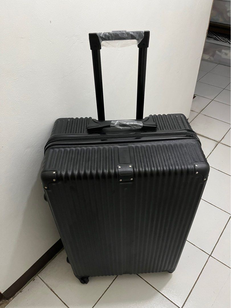 RUSH!! Black polycarbonate luggage (RIMOWA LOOKING) (Category: Luggage) located in Cainta. Submitted by shopellsic (Listing ID 1262280581, Image 1). Description: 28 inches 25-30 KG open for trade - pm me for nego RFS: need 24 inches Loc: Cainta Rizal.