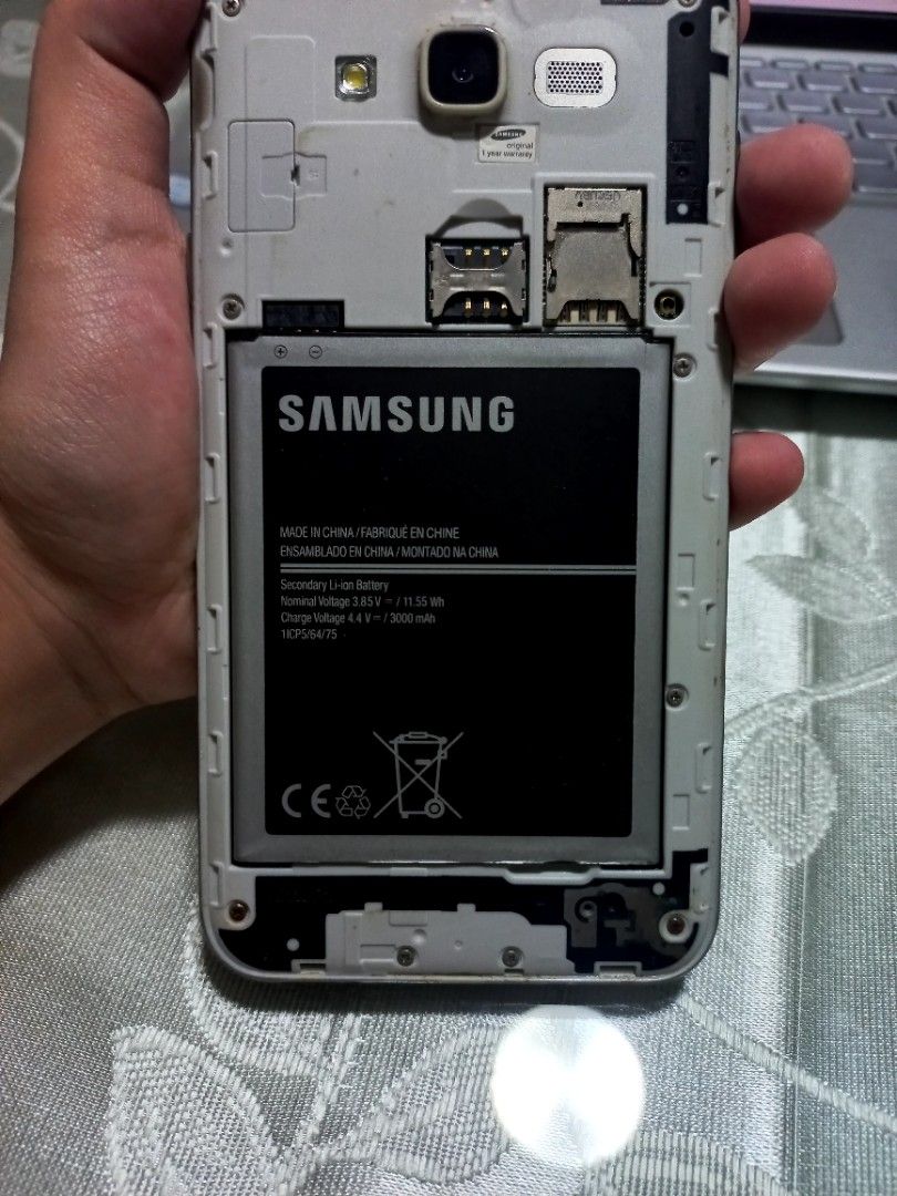 RUSH!!!! (BROKEN LCD) SAMSUNG J7 (Category: Samsung) located in Paranaque City. Submitted by ylla_ (Listing ID 1262281211, Image 3). Description: SAMSUNG J7 - Broken LCD but the battery and phone still works (may sounds pa kapag pinepress) - no power button AESTHETICS: - may screen crack - may chip yung back cover INCLUSION: - phone - Battery MOP: GCASH PAYMAYA BUY AT YOUR OWN RISK‼️‼️‼️ -PHONE IS UNTESTED AND HAS BROKEN LCD - PHONE ONLY PRODUCES