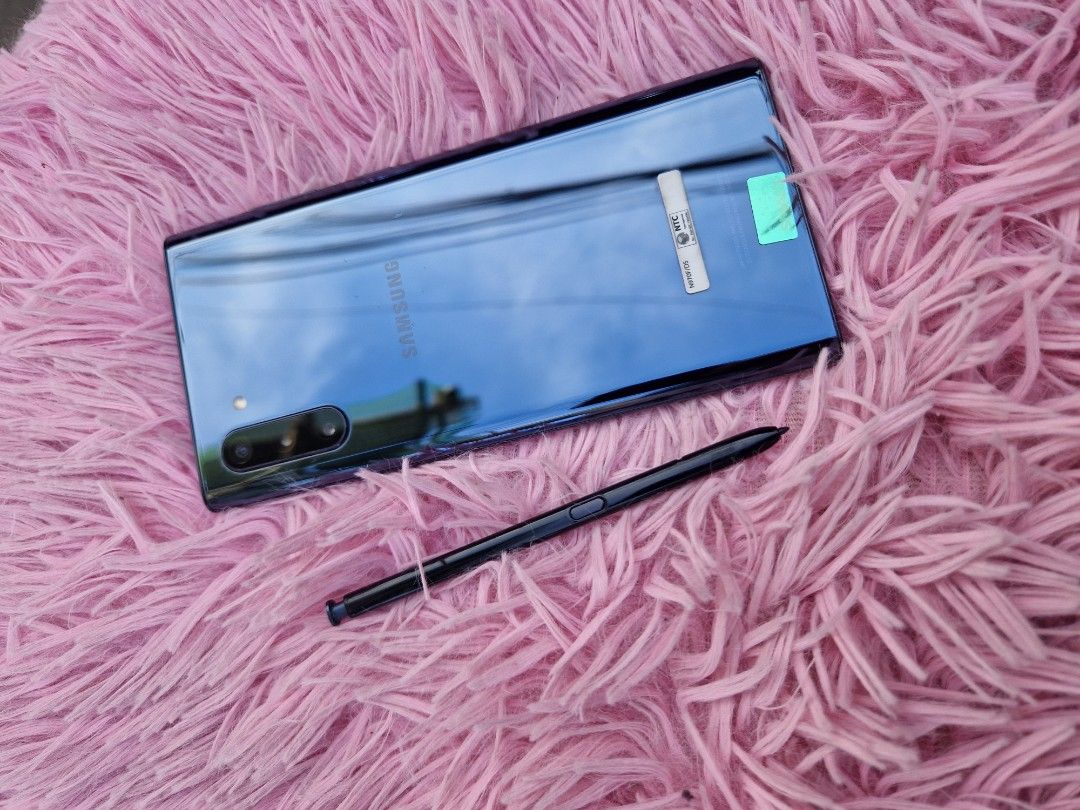 samsunv Note 10 256gb (Category: Samsung) located in Quezon City. Submitted by mubrogadgets (Listing ID 1262267111, Image 3). Description: SAMSUNG NOTE 10 ☑no issue ✅no history of repair ✅may mga kunit dents lang hnd pwede sa maarte1 ✅smooth pang gamit no other issue ☑flagsip phone ☑no history of repair ✅256gb rom ✅8gb ram ✅64bit - EXYNOS 9825(7nm) ✅Dynamic AMOLED 6.8 inches display ✅4300 mahhh ✅Gorilla Glass 5 ✅6,3inches GAMING PHONE AND CAMERA 