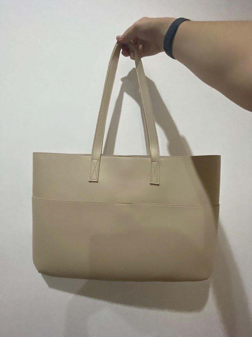 Straightforward tote bag (Category: Tote Bags) located in Antipolo. Submitted by sabsd (Listing ID 1262192858, Image 2). Description: Only used it once. STRAIGHTFORWARD AYALA MALLS FELIZ bought it for 999 buy one take one. Delivery via lalamove .