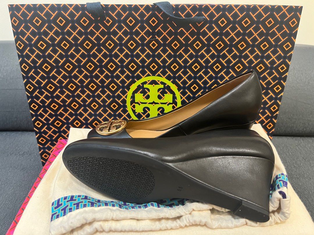 Tory burch chelsea discount logo medallion wedge