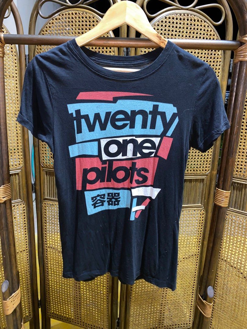 TWENTY ONE PILOTS | MEDIUM | 17.5 x 24.5 (Category: Blouses) located in Paranaque City. Submitted by jayyator (Listing ID 1262310354, Image 2). Description: TWENTY ONE PILOTS MEDIUM 17.5 x 24.5 P350.