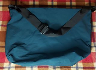 Uniqlo Lightweight Large Sling Bag