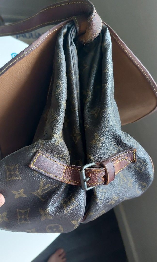 Vintage LV Saumur Messenger Bag, Women's Fashion, Bags & Wallets,  Cross-body Bags on Carousell