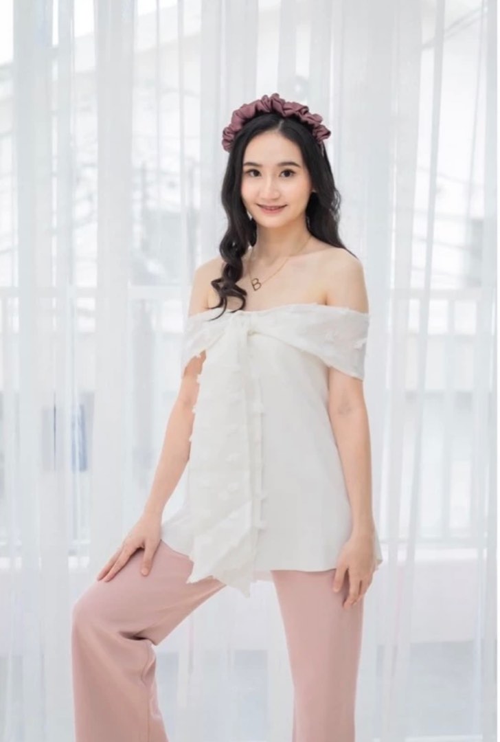 White Sabrina Top / Tube top, Fesyen Wanita, Pakaian Wanita, Atasan di ...