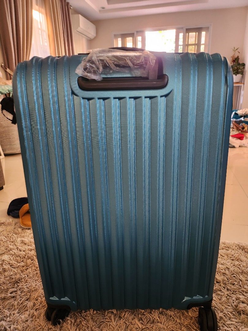 World Traveller Luggage XL 32kgs, Hobbies & Toys, Travel, Luggage on