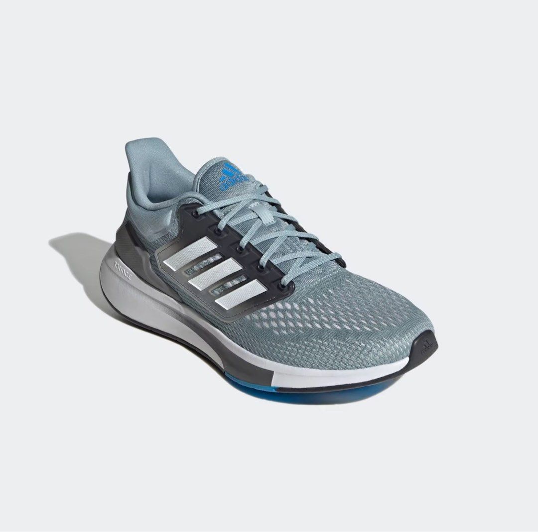 Adidas regala deals 3000 zapatos