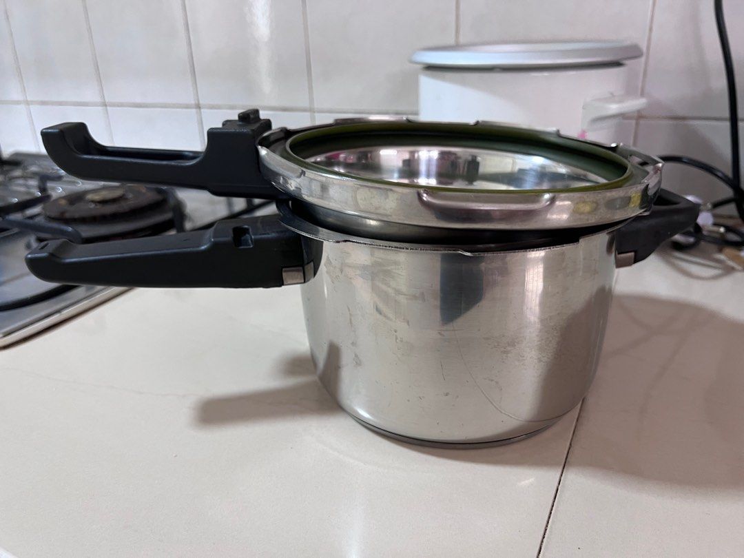 Butterfly pressure cooker 3 liter, TV & Home Appliances, Kitchen