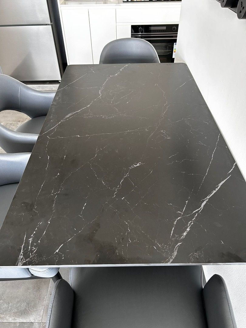 Dining Table (Category: Tables & Sets) located in Singapore. Submitted by jackyljq (Listing ID 1262343207, Image 2). Description: .