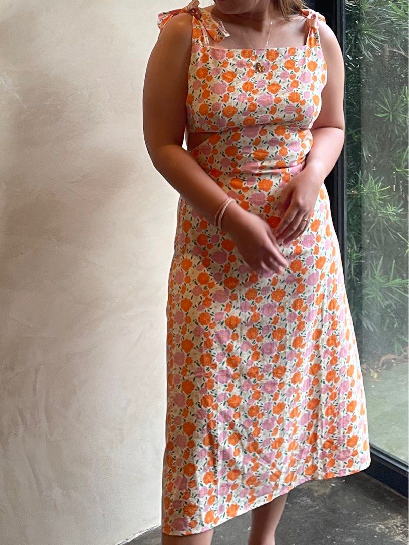 Floral Cut out Tie Dress (Category: Dresses) located in Paranaque City. Submitted by alreadyloved.p (Listing ID 1262396039, Image 1). Description: GTW brand Best fits medium to large frame but size is best fits large to XL .