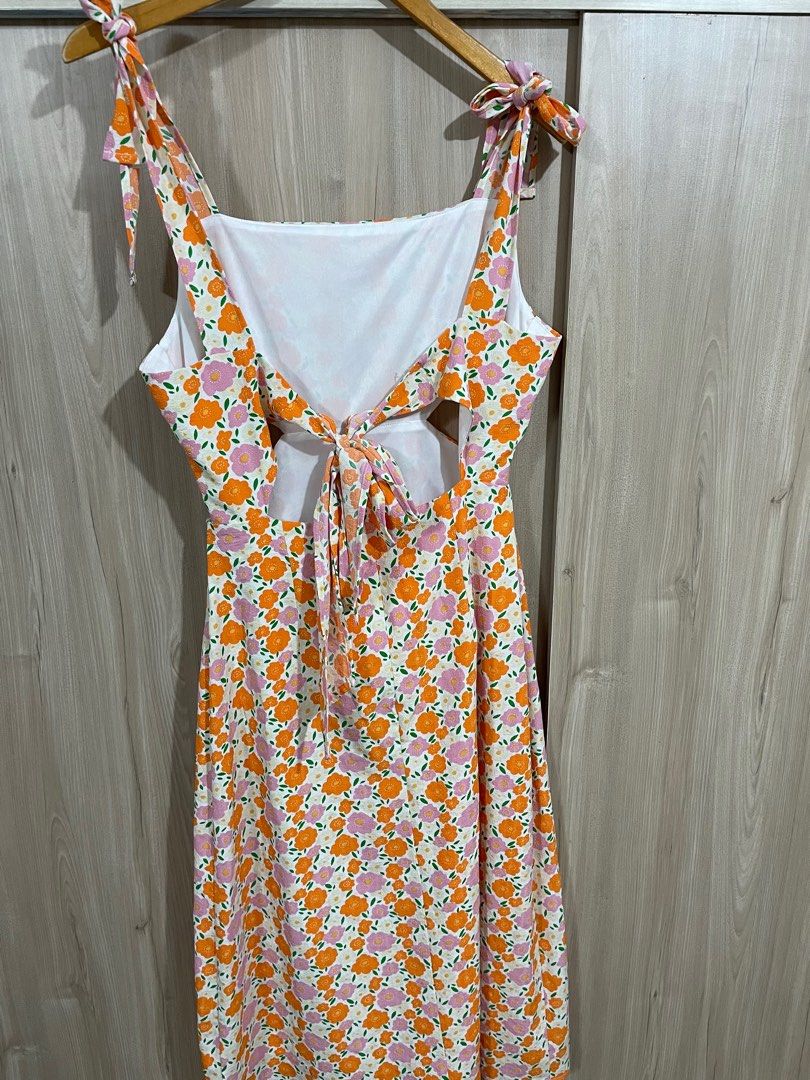 Floral Cut out Tie Dress (Category: Dresses) located in Paranaque City. Submitted by alreadyloved.p (Listing ID 1262396039, Image 3). Description: GTW brand Best fits medium to large frame but size is best fits large to XL .