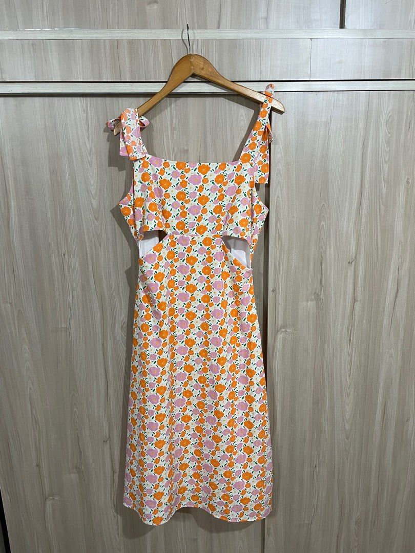 Floral Cut out Tie Dress (Category: Dresses) located in Paranaque City. Submitted by alreadyloved.p (Listing ID 1262396039, Image 2). Description: GTW brand Best fits medium to large frame but size is best fits large to XL .