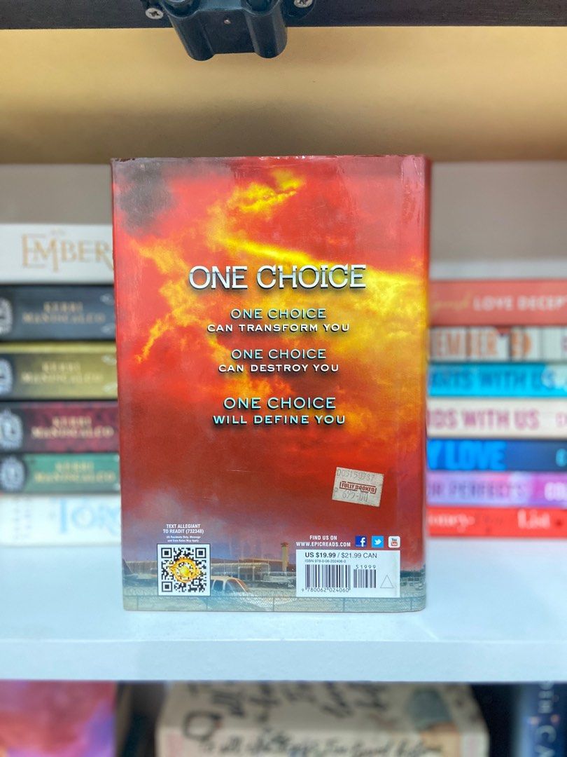 Insurgent & Allegiant HB (Category: Storybooks) located in Valenzuela. Submitted by charlizeandre (Listing ID 1262384816, Image 3). Description: - preloved - good condition (slight foxing and tanning) - bought from fully booked - no highlight or annotations.