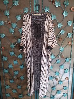 Kaftan motif monochrome aksen renda payet hitam , dada ada resleting .
LD 200 cm panjang baju 140 cm.