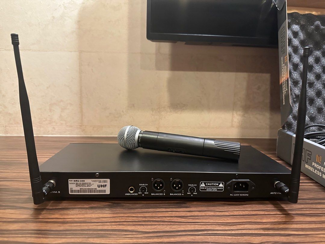 Martin Roland MRU Dual Wireless Mic, Audio, Microphones on Carousell