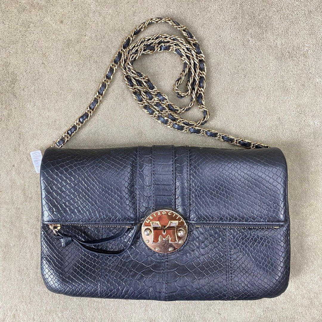 Metrocity Sling bag, Women's Fashion, Bags & Wallets, Cross-body Bags on  Carousell