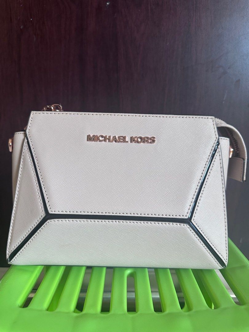 MK RETAIL structured bag in Rose Gold Hardware! (Category: Luxury Bags & Wallets) located in Cagayan de Oro. Submitted by kenzeepie (Listing ID 1262326736, Image 1). Description: MK RETAIL!! Like new! Pls see pics for its excellent condition! This is a structured bag, meaning a sturdy design so pwede sha pang weapon *jk Size small can be used as crossbody and clutch! .