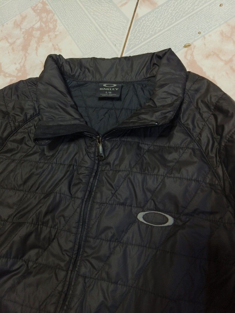 Oakley Primaloft Puffer Jacket Men s Fashion Activewear on Carousell