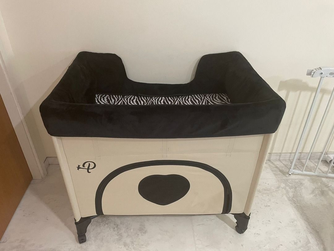 Petique store bedside lounge