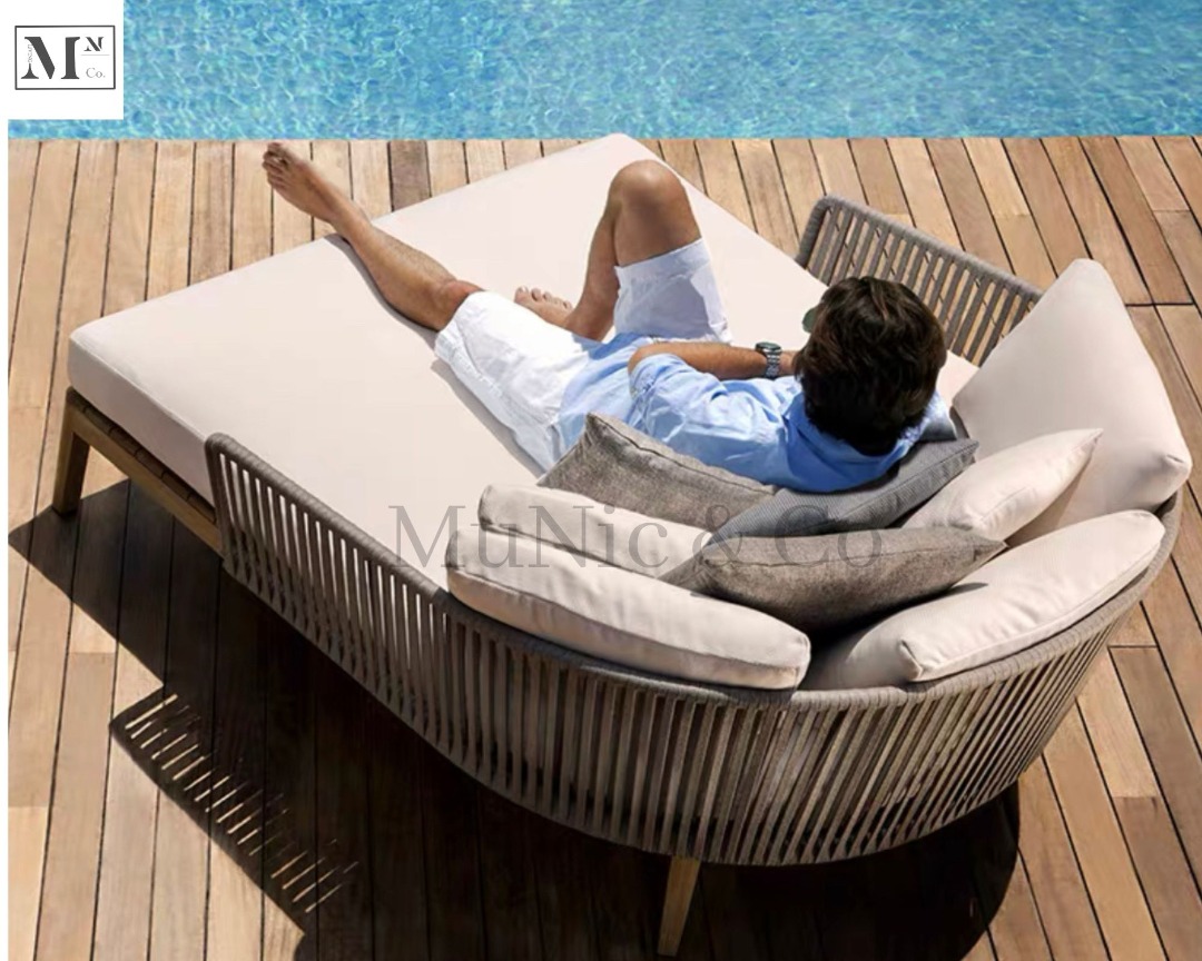 Outdoor day discount sofa