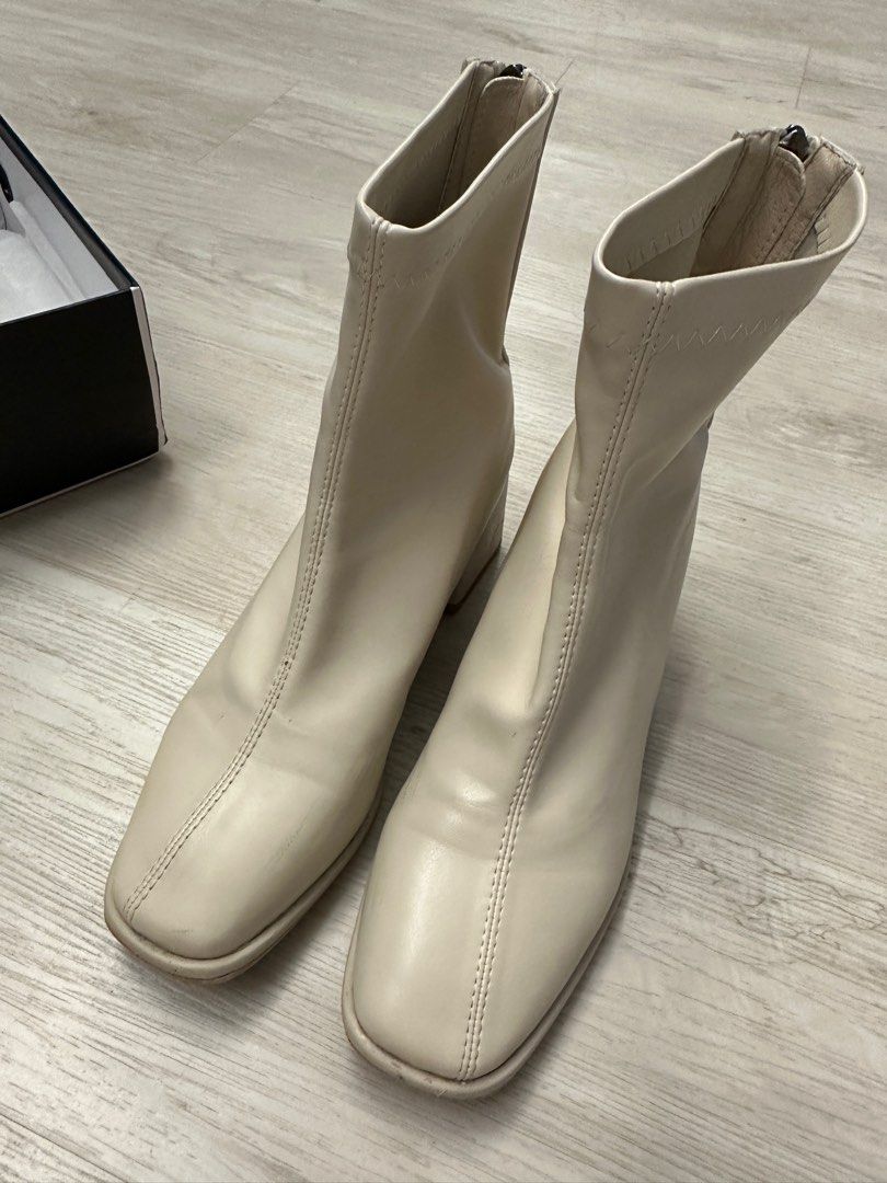 Beige outlet colour boots