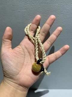 [08]	gold ball necklace
