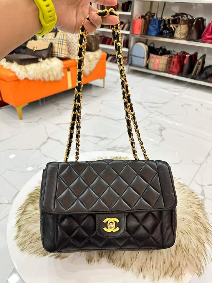 💋 Chanel 1996-1997 Border Flap Chain Vintage Bag, Luxury, Bags & Wallets  on Carousell