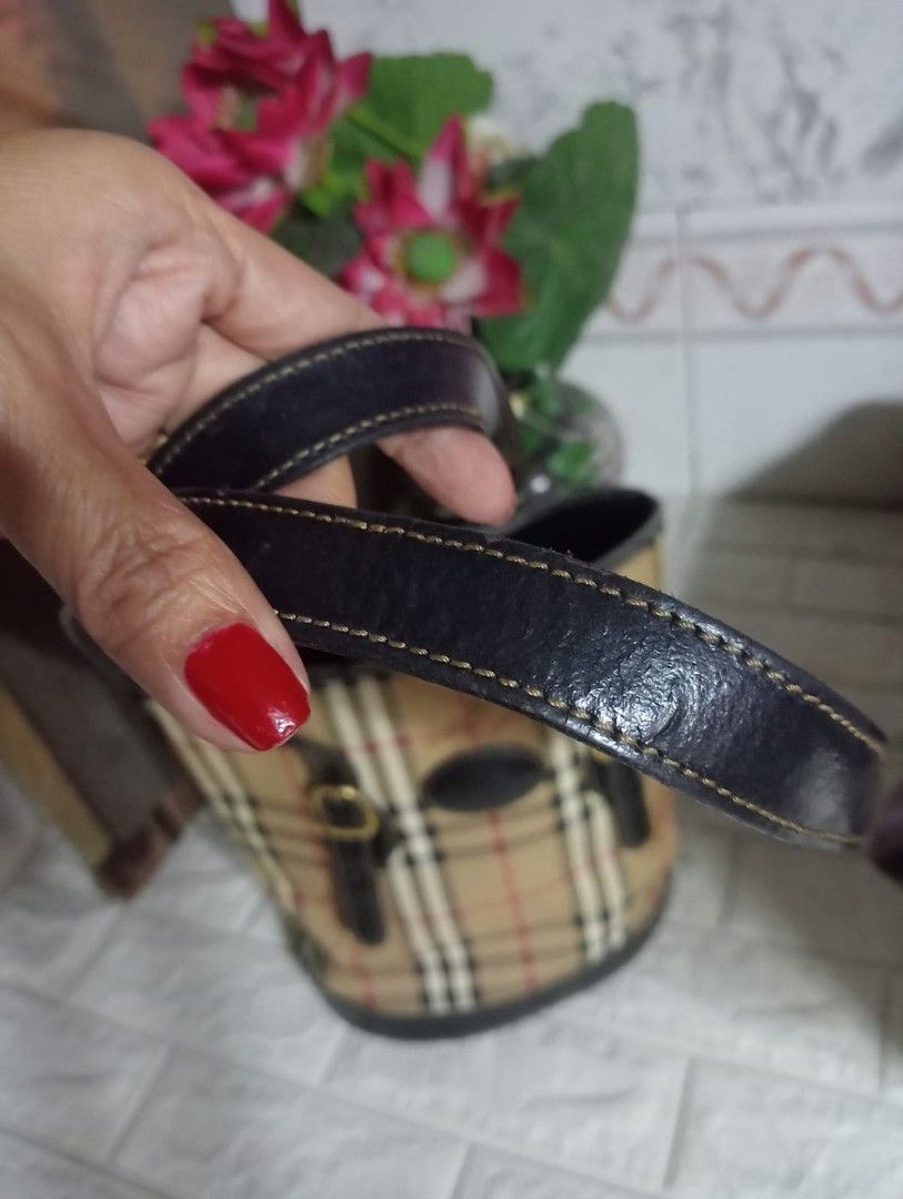 Authentic Burberry (Category: Luxury Bags & Wallets) located in Caloocan City. Submitted by nobleflower_4c42cc (Listing ID 1262606788, Image 2). Description: authentic Burberry with rubs na sa leather part nya.... selling 3k nalang lip piping.
