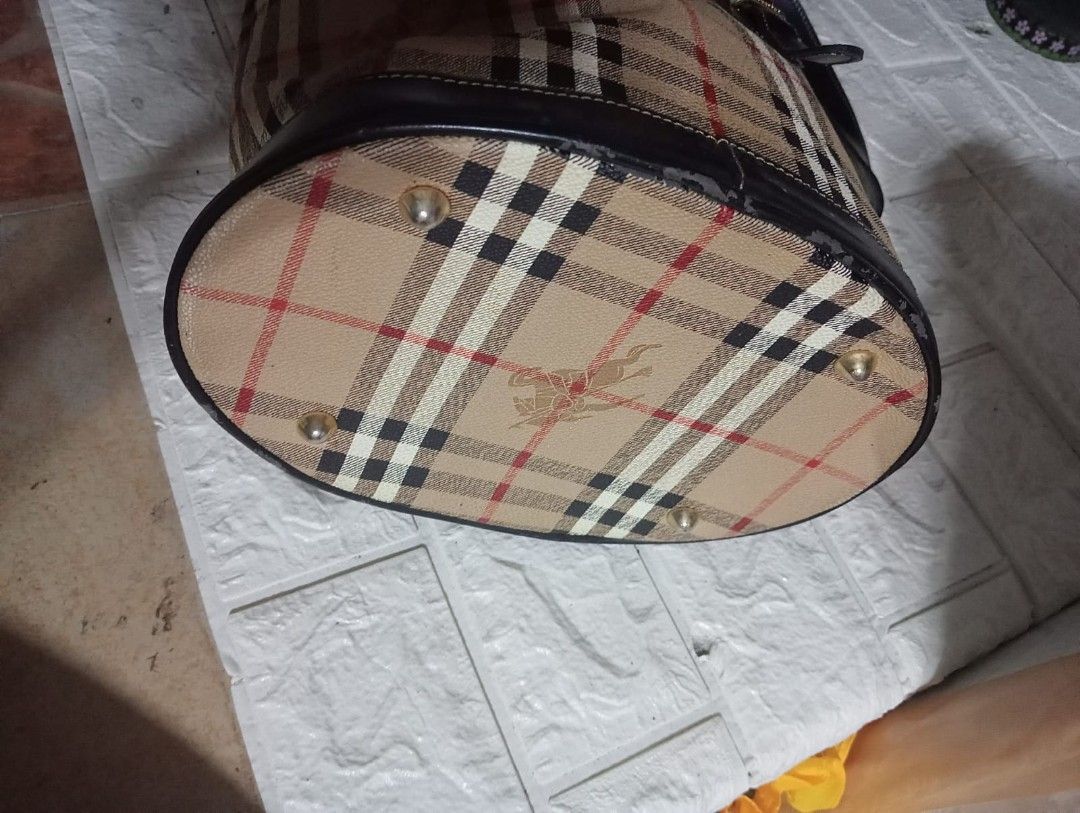 Authentic Burberry (Category: Luxury Bags & Wallets) located in Caloocan City. Submitted by nobleflower_4c42cc (Listing ID 1262606788, Image 3). Description: authentic Burberry with rubs na sa leather part nya.... selling 3k nalang lip piping.