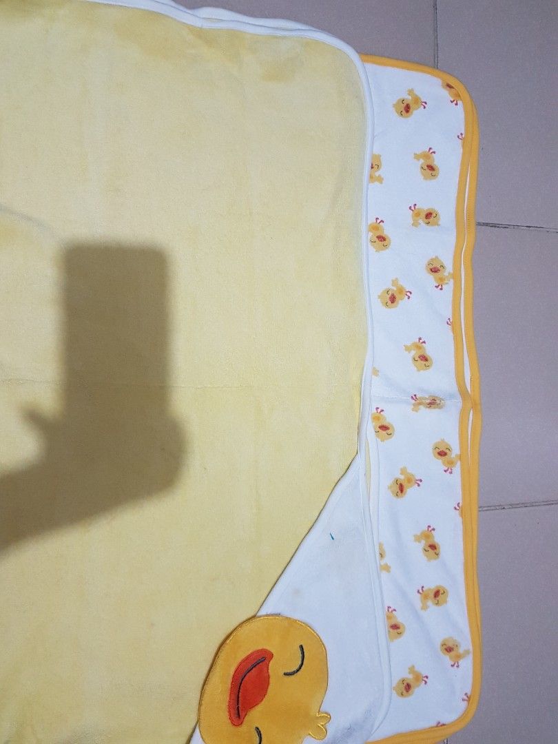 Baby bath towel (Category: Bathtub & Bath Accessories) located in Caloocan City. Submitted by warren_143 (Listing ID 1262546204, Image 1). Description: take all 5 pcs bath towel for babies may slight stain pero lalaban lang nastock lang good condition lahat brand carters bebe by soen.