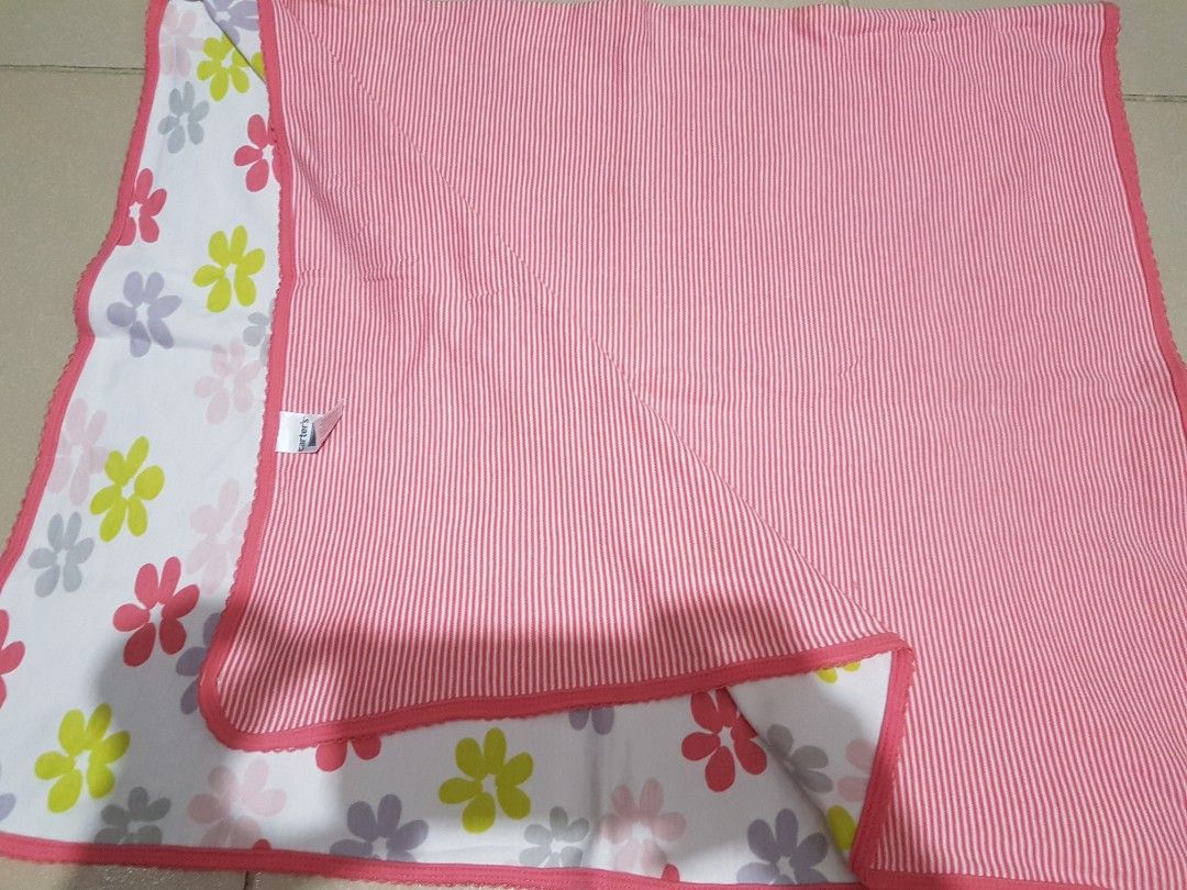 Baby bath towel (Category: Bathtub & Bath Accessories) located in Caloocan City. Submitted by warren_143 (Listing ID 1262546204, Image 3). Description: take all 5 pcs bath towel for babies may slight stain pero lalaban lang nastock lang good condition lahat brand carters bebe by soen.