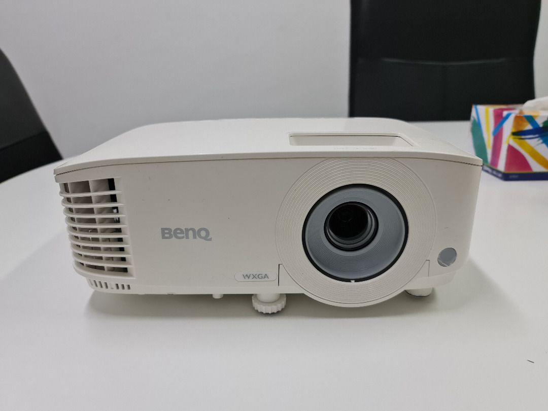 最も信頼できる 美品 BENQ HDMIケーブル付（BENQ ホワイト MW550 プロジェクター プロジェクター