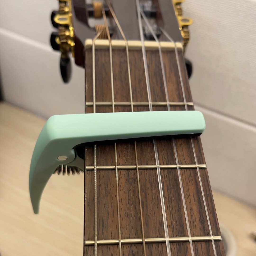 Capo Gitar Akustik Premium Jepitan, Musik & Media, Aksesoris di Carousell