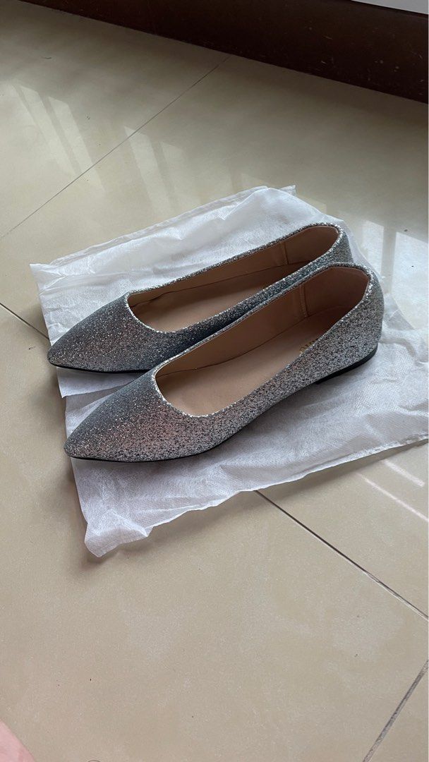 Wide hot sale silver flats