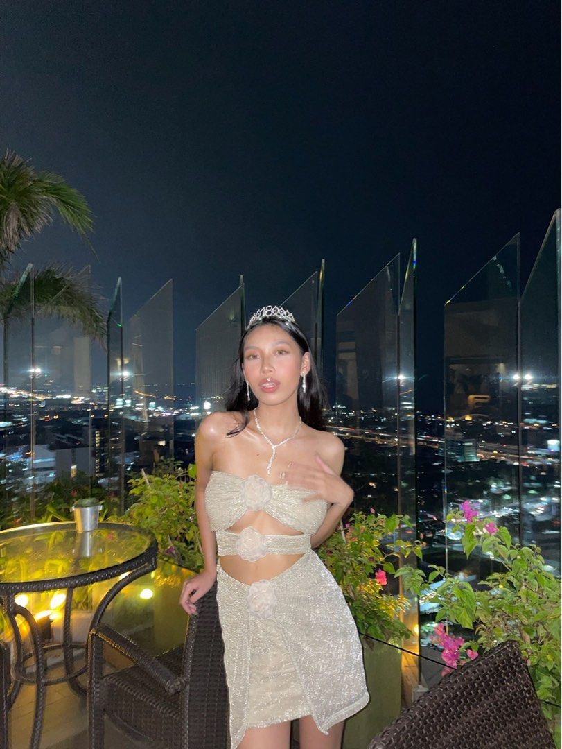 Gold Elegant Sexy Dress (Category: Dresses) located in Muntinlupa City. Submitted by bbiblythe (Listing ID 1262609910, Image 2). Description: Custom made Inspired by Ningning from aespa fits xs to m Worn once for my birthday bilhin niyo na pls.
