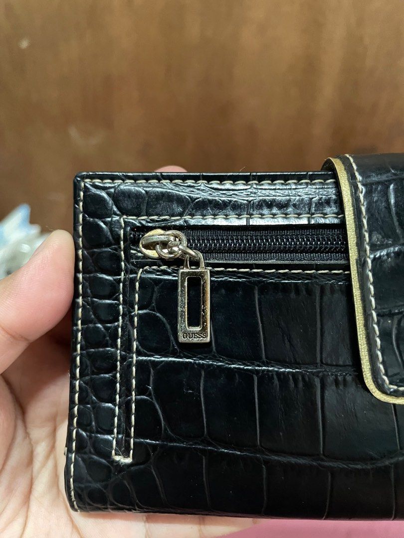 Guess Wallet (Category: Wallets & Card holders) located in Quezon City. Submitted by elleshops (Listing ID 1262543691, Image 3). Description: Still in good condition Original, money back guarantee if proven fake .