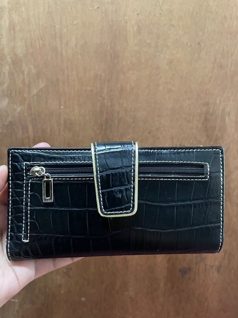 Guess Wallet (Category: Wallets & Card holders) located in Quezon City. Submitted by elleshops (Listing ID 1262543691, Image 2). Description: Still in good condition Original, money back guarantee if proven fake .