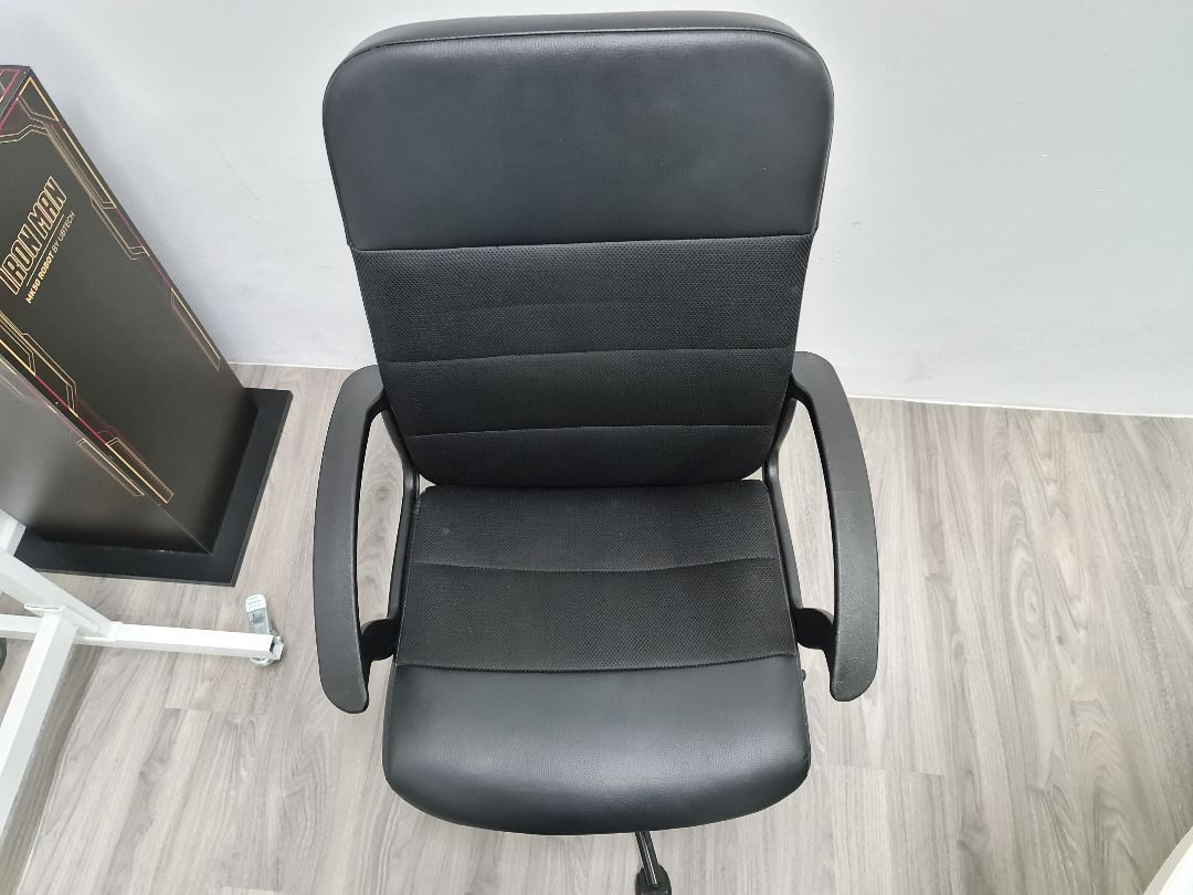 Renberget shop swivel chair